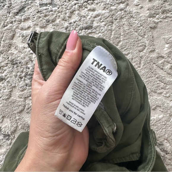Aritzia TNA Supply Cargo Pants Straight Leg Army Green Size 2 Women’s Adjustable - Picture 6 of 8